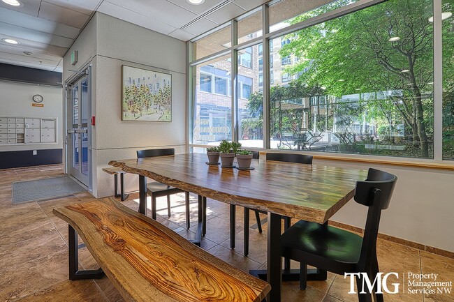Building Photo - 2 Bed 2 Bath Downtown 3rd Floor Condo Wate...