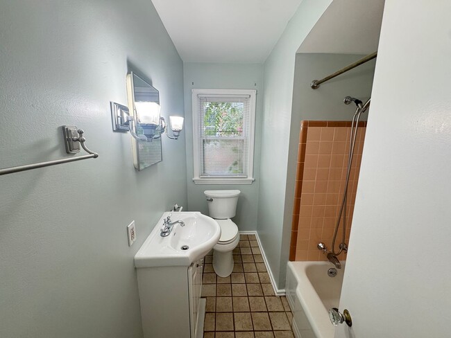 Building Photo - 3 Bedroom in Alger Heights!