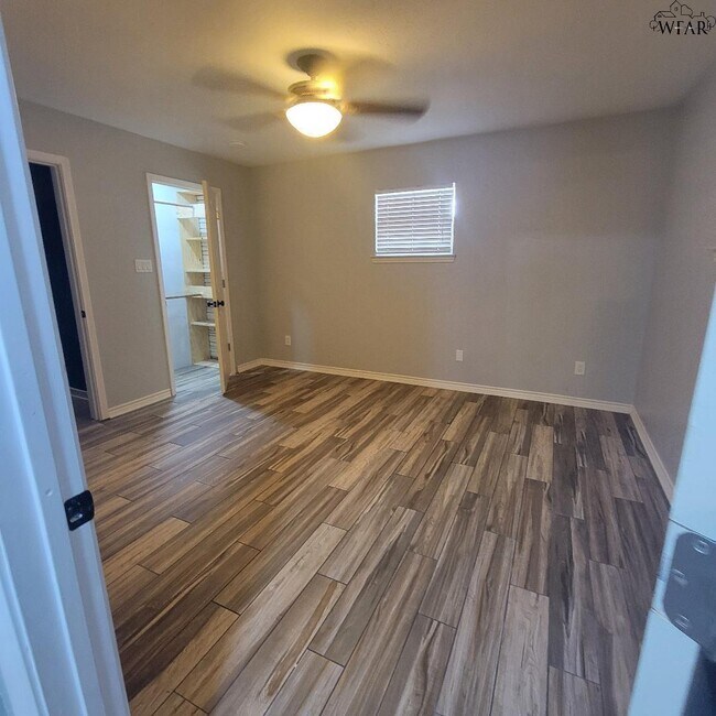 Building Photo - 4444 Phillips Dr