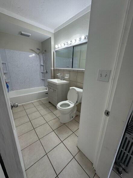 Bathroom - 14 Ferraro St