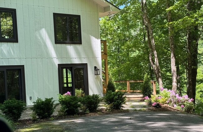 Building Photo - 233 River Rdg Pkwy