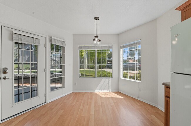 Building Photo - Spacious 3 Bed/2 Bath Home in Lush Crestvi...