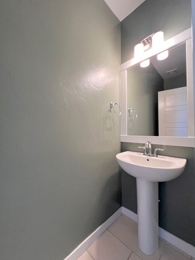 Building Photo - Beautiful 4 Bed, 2.5 Bath Plus Office in S...