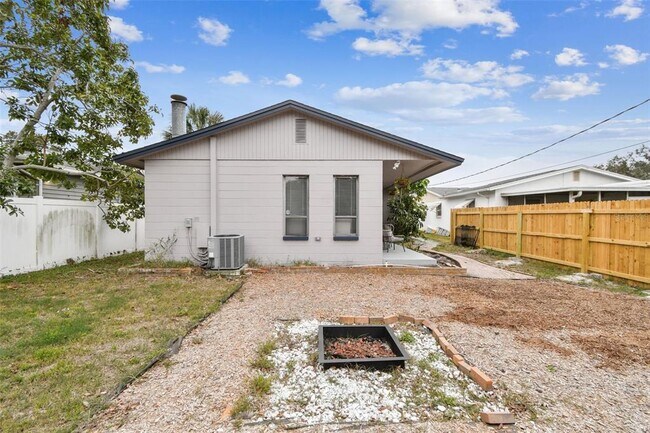 Building Photo - 4535 33rd Ave N