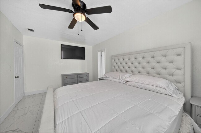 Building Photo - 19621 NW 11th Ct