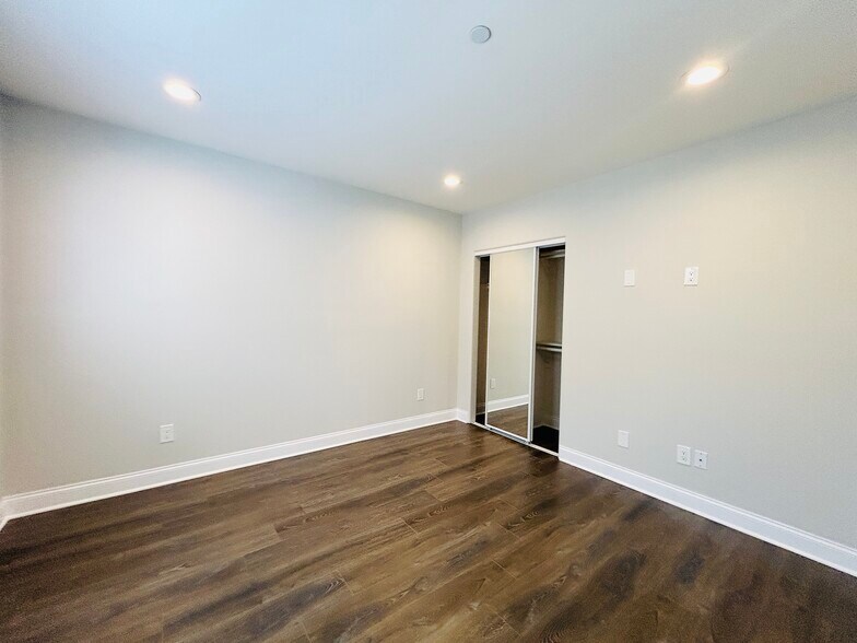 Building Photo - 7205 S La Cienega Blvd