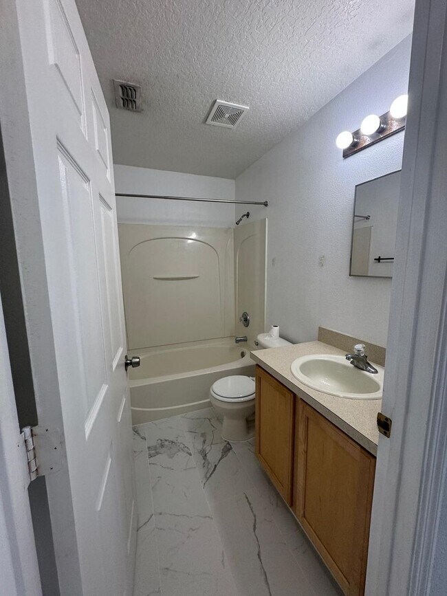 Building Photo - Spacious 4 bedroom house in Waterford Chase