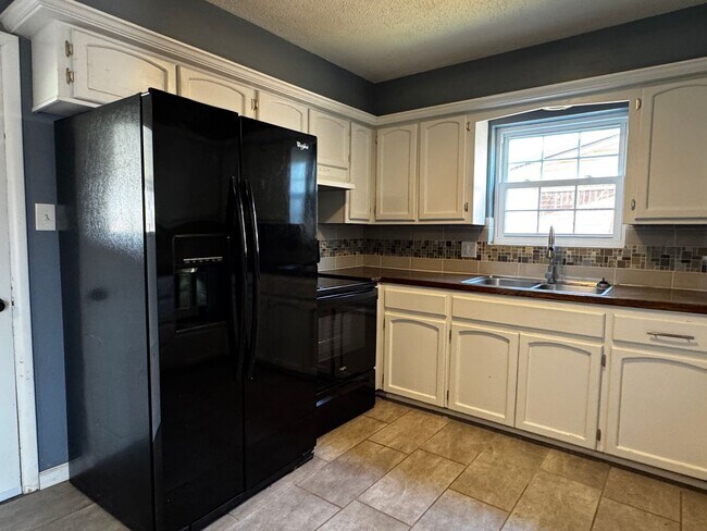 Building Photo - 3028 NE Pioneer Blvd