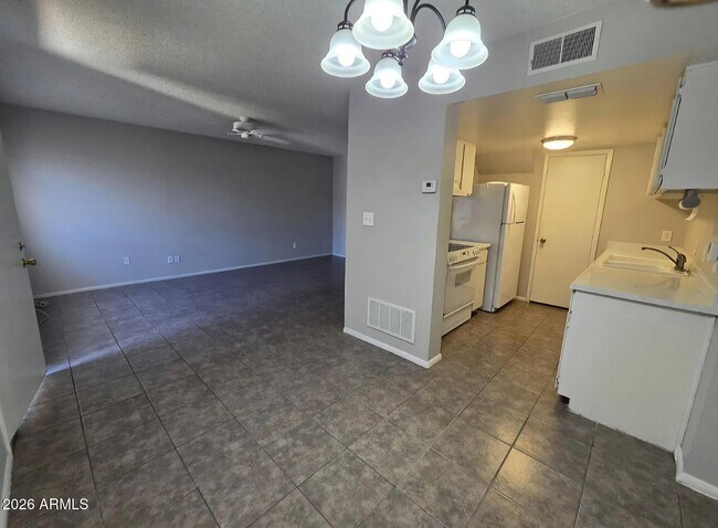Building Photo - 3213 W Royal Palm Rd