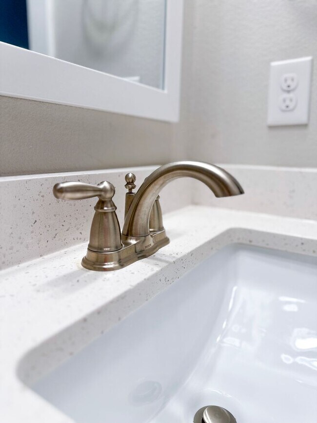 Building Photo - Centrally located townhome in The Verandas