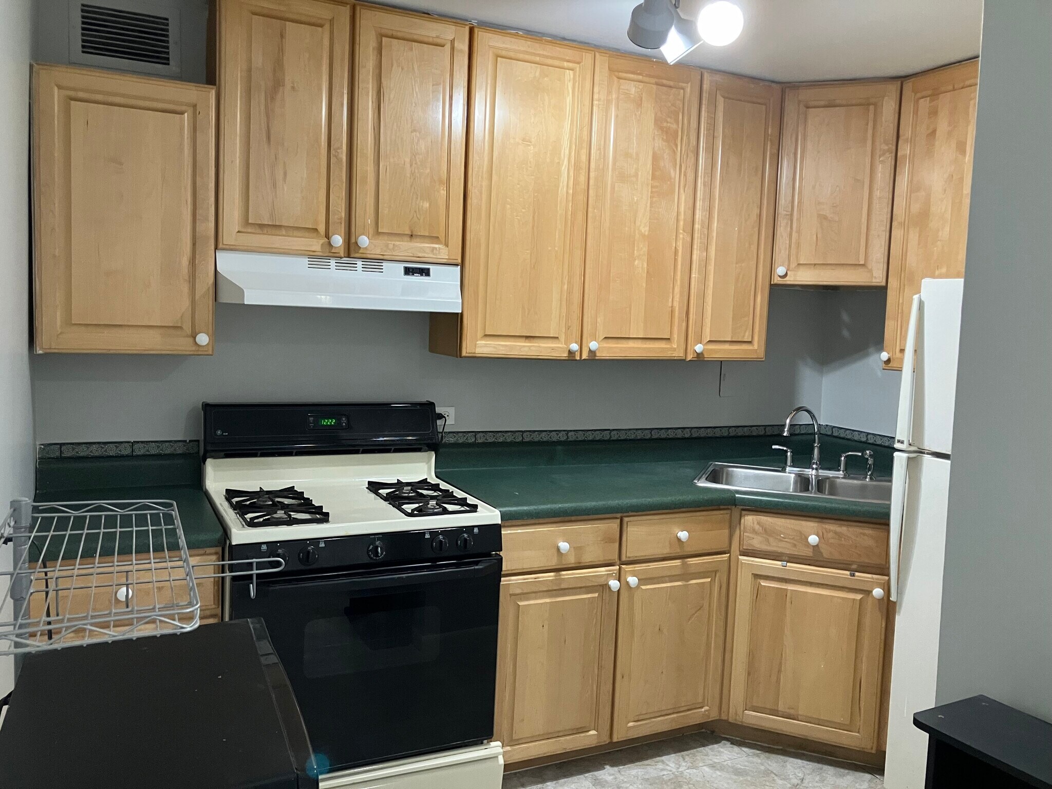 Spacious Kitchen - 1400 E 55th Pl