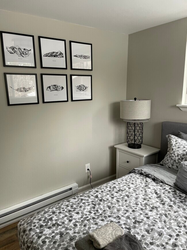 Small bedroom - 8255 Oak St