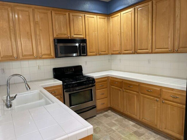 Building Photo - 208 Abigail Cir