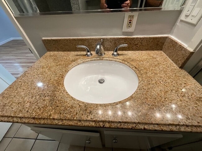 Building Photo - Studio Apartment - North Hollywood -Move I...
