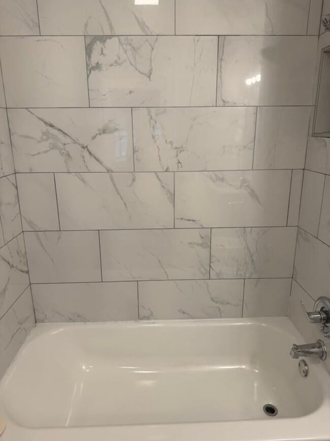 Building Photo - Charming, remodeled 2 bedroom in the blue district of Kansas City!