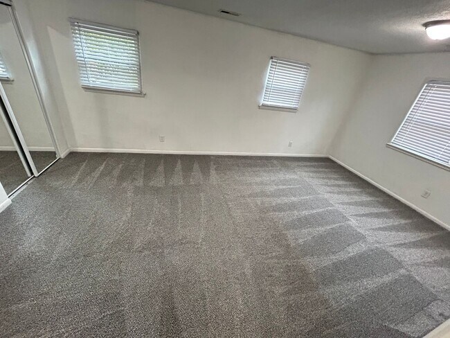 Building Photo - 3061 Ole Towne Ln