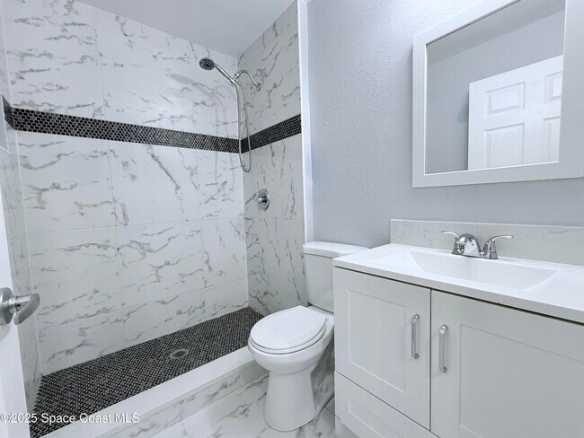 Building Photo - 2473 Largo Ave