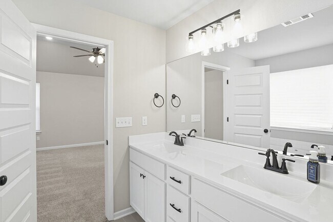 Building Photo - Like new, Move in Ready.