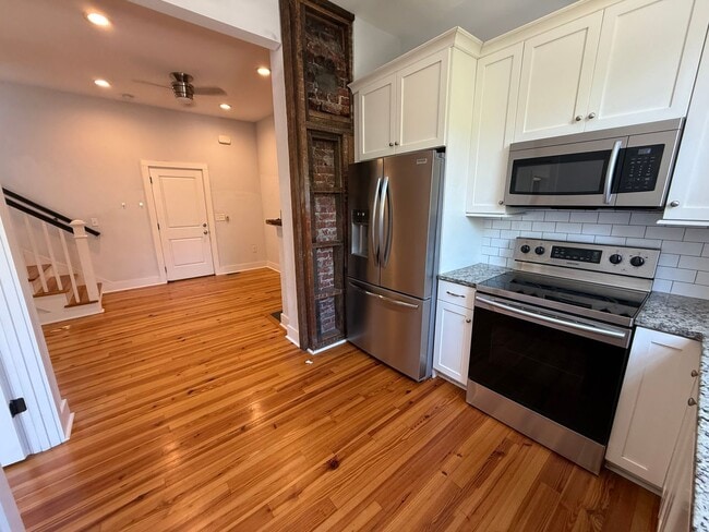 Building Photo - 3 Bedroom 3 Bath Apartment - Downtown Char...