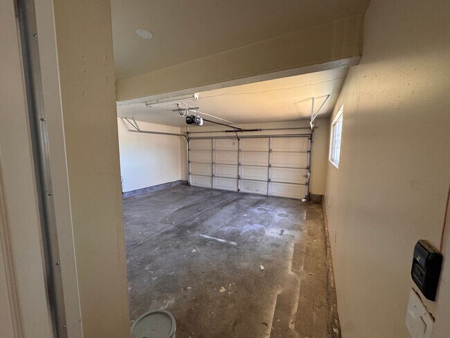 Building Photo - Updated 3 Bedroom Home in North Salinas