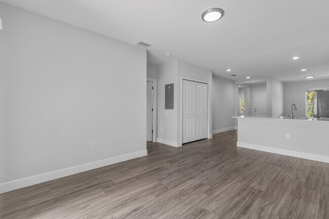 Building Photo - "Charming 3-Bed, 2-Bath Duplex Gem in Port Charlotte - Your Ideal Home Awaits!"