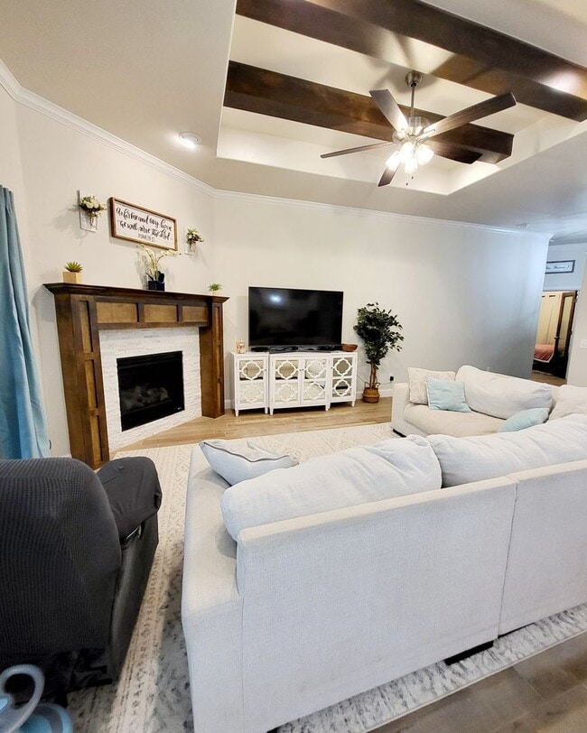 Building Photo - You Could Call This Beautiful 4-Bed, 2-Bat...