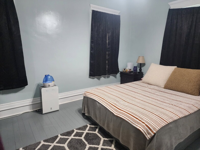 Bedroom 1 (larger bedroom). - 89 S Main St