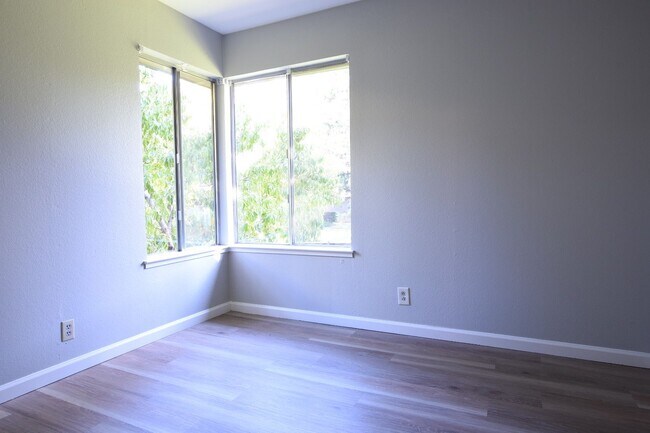 Building Photo - Remodeled and Clean 3 Bedroom 1.5 Bath Townhouse in South San Jose