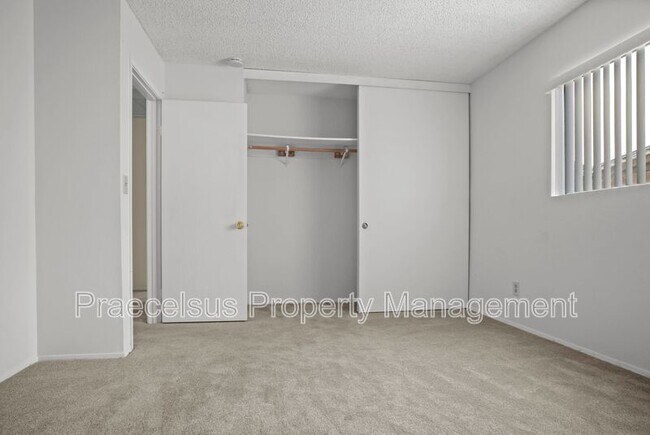 Building Photo - 1696 Shooting Star Ct