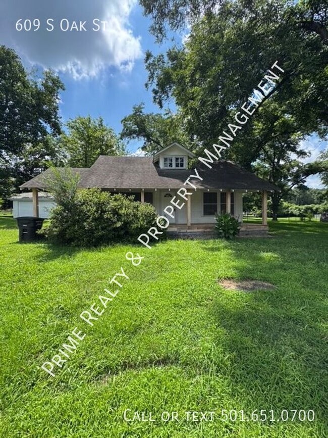 Primary Photo - 609 S Oak St