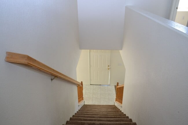 Building Photo - SW - ROOMY 3 BEDROOM 2.5 BATH TOWNHOME - 8...