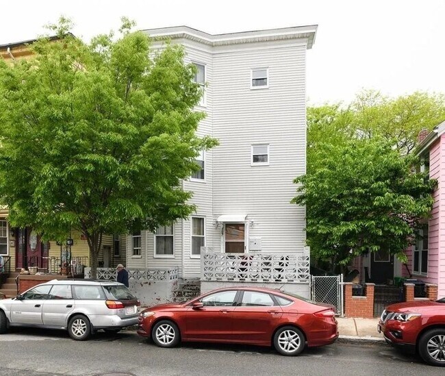 Building Photo - 469 Windsor St