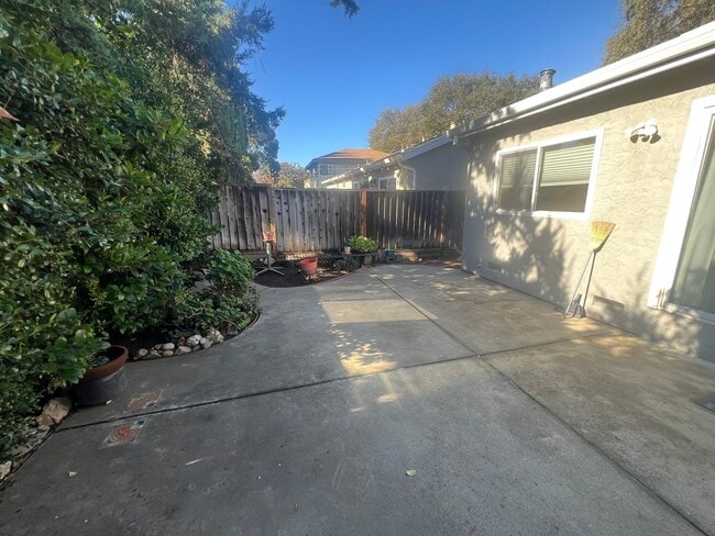 Building Photo - Beautiful 4 bed 2 bath home in San Jose with AC. Must See!