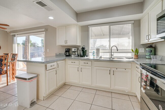 Building Photo - 9819 N 67th Dr