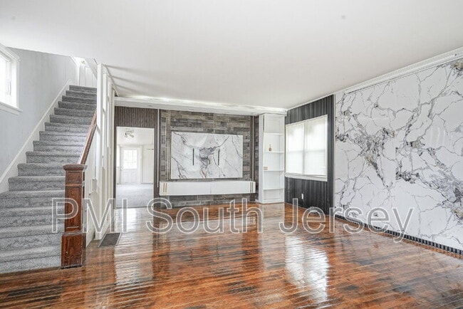 Building Photo - 121 Oak St