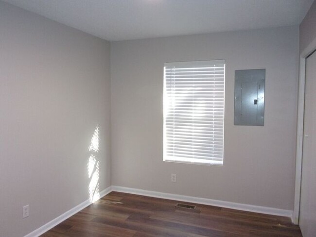 Building Photo - Beautifully Renovated 3 Bedroom 2 Bath Hom...