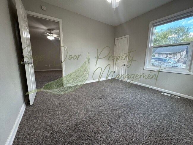 Building Photo - UPSTAIRS LOFT SPACE!!!