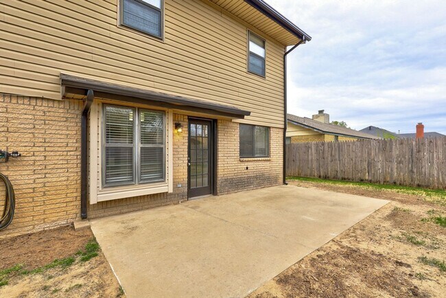 Building Photo - 816 N Briarcliff Dr
