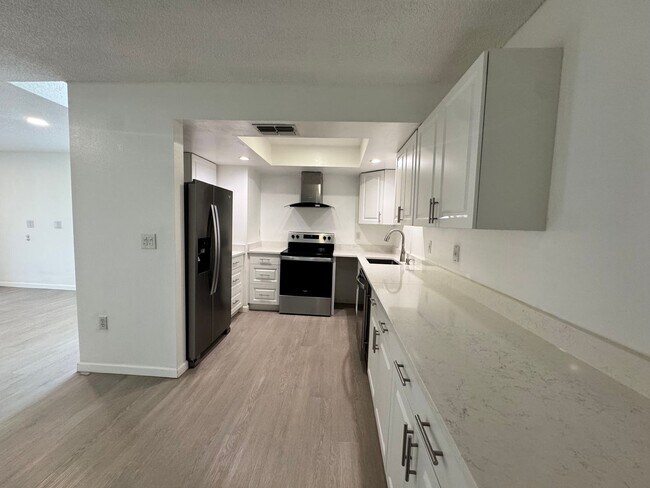 Building Photo - Annual unfurnished nicely renovated 2/2 villa near the Ringling Museum
