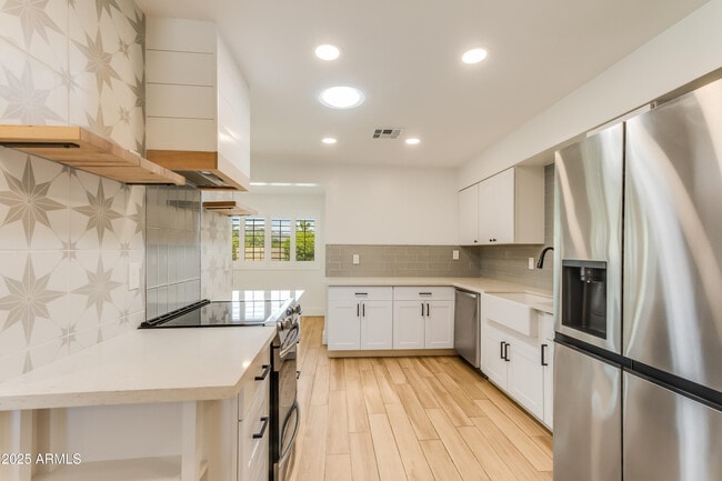 Building Photo - 1028 E Manzanita Dr