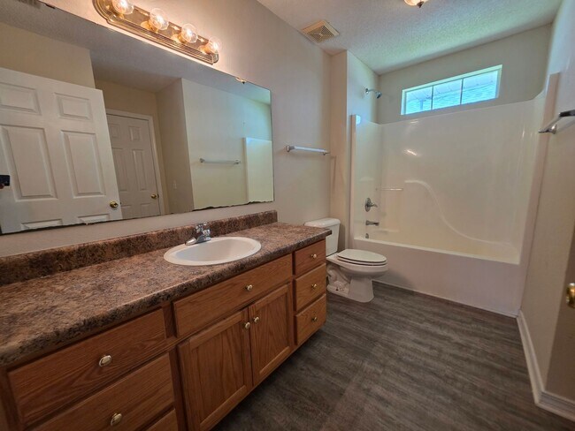 Building Photo - 3BR/2BA home with 2 car garage and privacy...