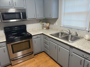 Building Photo - Beautiful Brick Three Bedroom Home!