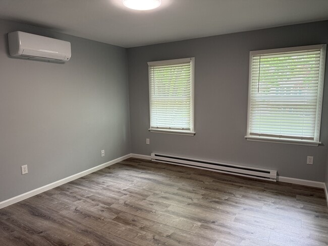 Building Photo - 104 Creekside Dr