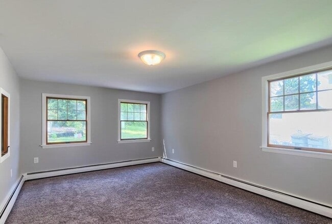 Building Photo - 142 E Meadow Rd