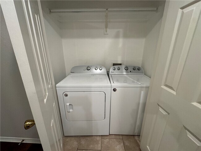 Building Photo - 1584 Willowbrook Dr