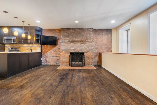Building Photo - 117 W 82 St