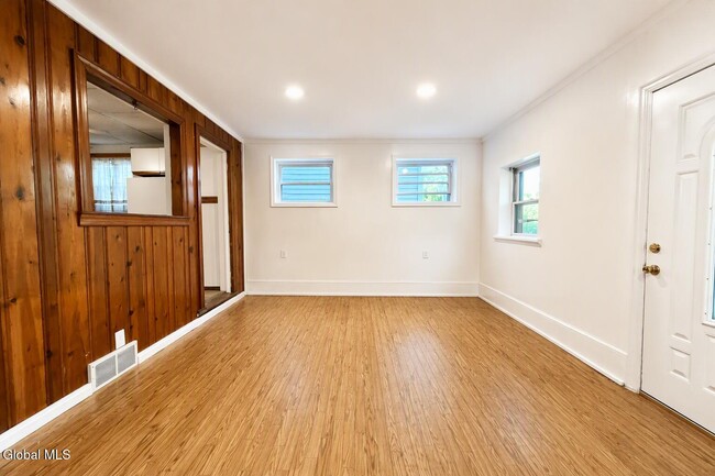 Building Photo - 127 N Pine Ave