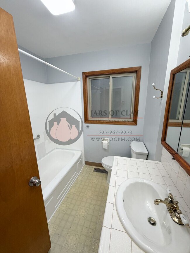 Building Photo - 3BR Single-Level Home in NE Salem | Tons of Storage!