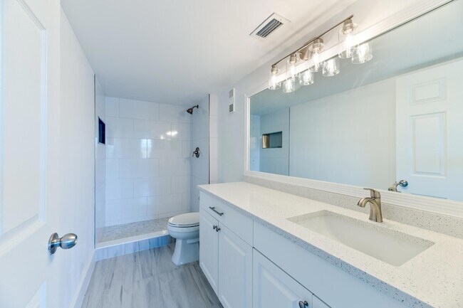 Building Photo - 2226 N Cypress Bend Dr