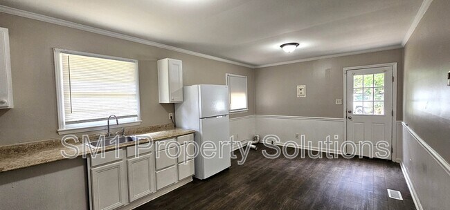Building Photo - 1702 Spry St